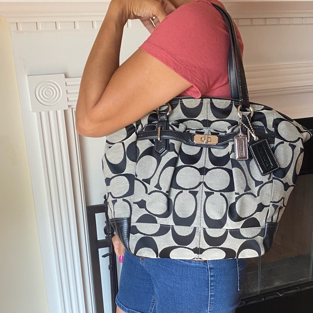 Coach Signature Satchel.❤️